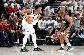 NBA焦点战：篮网客场逆转雄鹿,